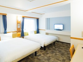 Espacio para trabajar con laptop, wifi gratis y ropa de cama 