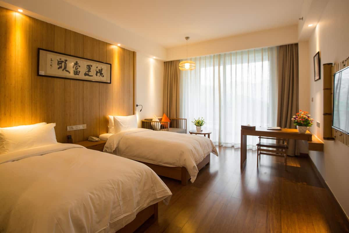 Superior Twin Room | In-room safe, desk, blackout drapes, WiFi (free)