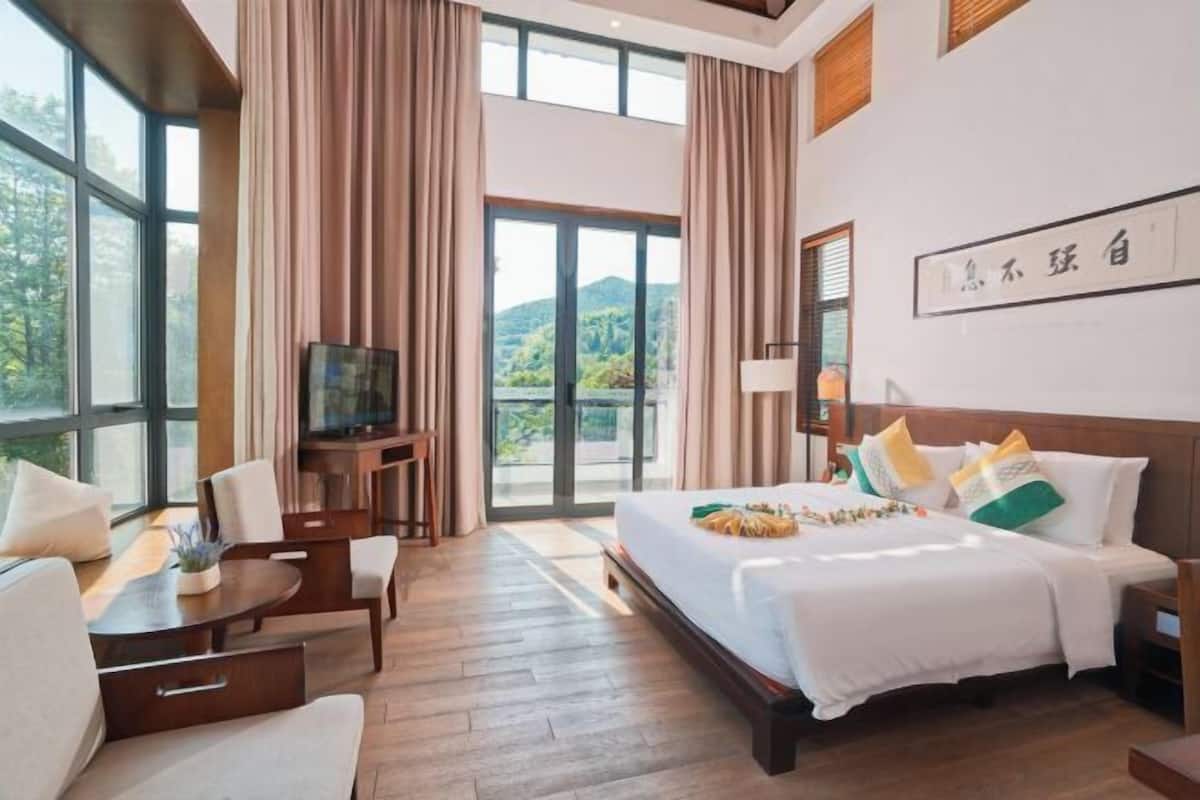 In-room safe, desk, blackout curtains, free WiFi