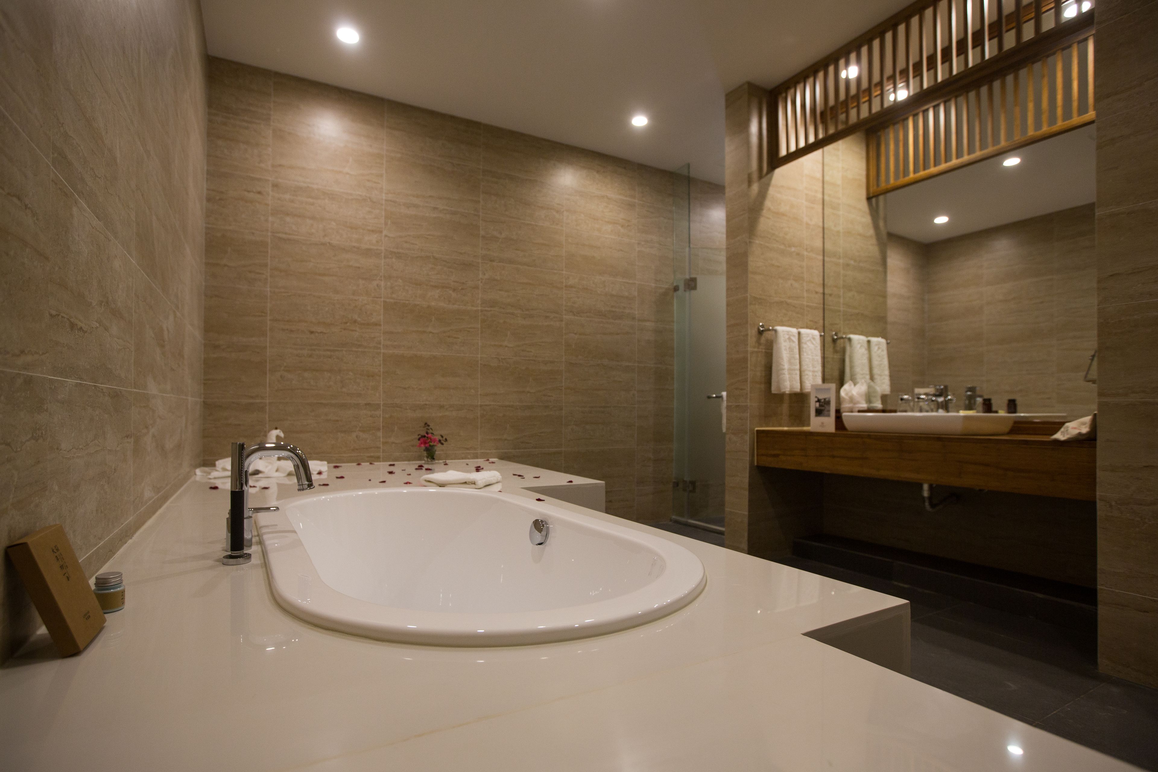 Courtyard Superior Family Suite  | Bathroom | Free toiletries, hair dryer, bathrobes, slippers
