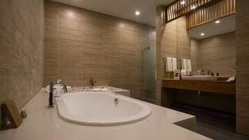 Courtyard Superior Family Suite | Bathroom | Free toiletries, hair dryer, bathrobes, slippers