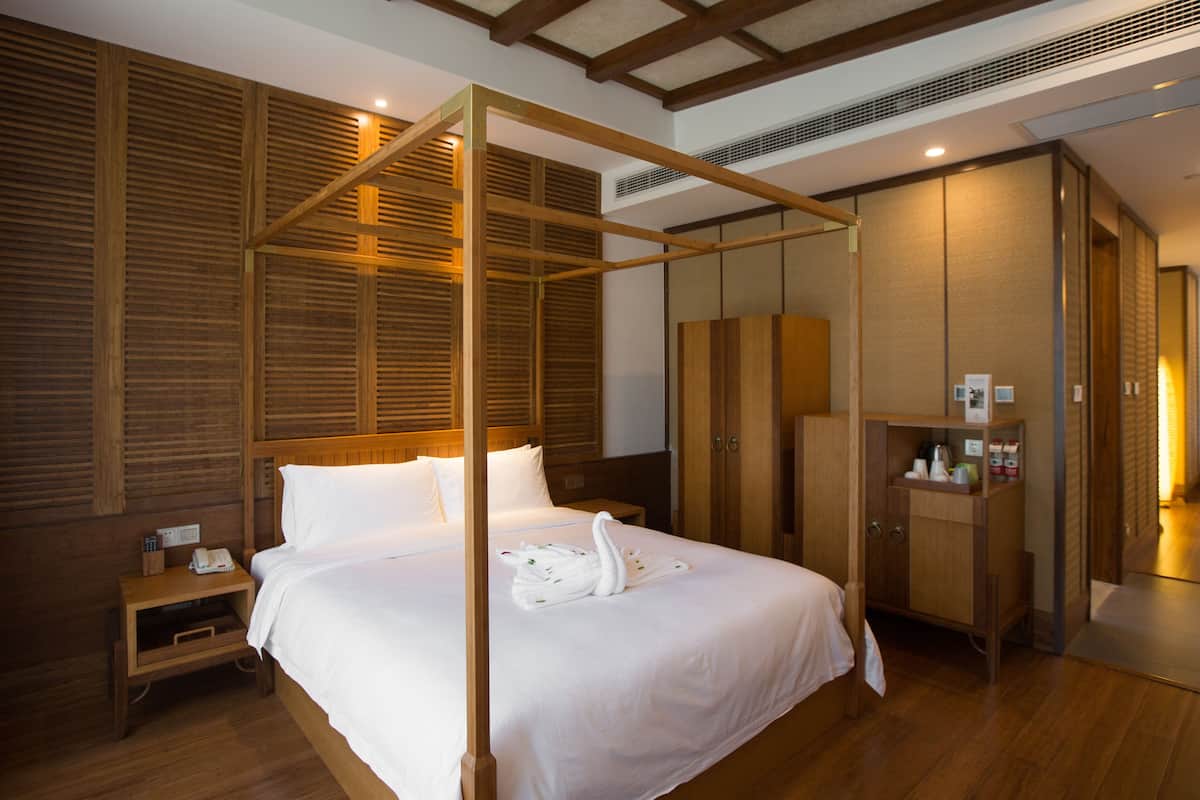 Suite estÔndar, 1 cama King size, en el Ôrea del patio | Caja de seguridad en la habitación, escritorio y cortinas blackout