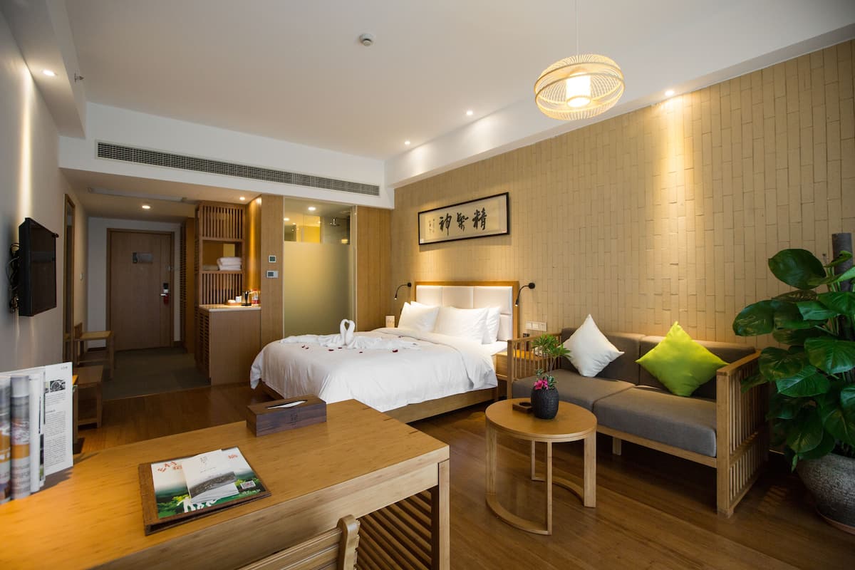 Superior Room, 1 King Bed | In-room safe, desk, blackout drapes, WiFi (free)