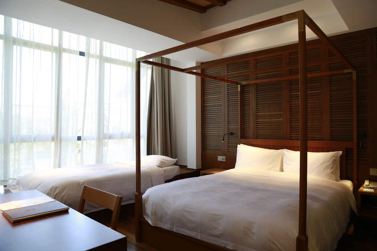 Suite familiar, en el Ôrea del patio | Caja de seguridad en la habitación, escritorio y cortinas blackout