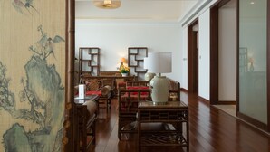 Suite studio majestueuse, côté cour intérieure | Salle de séjour