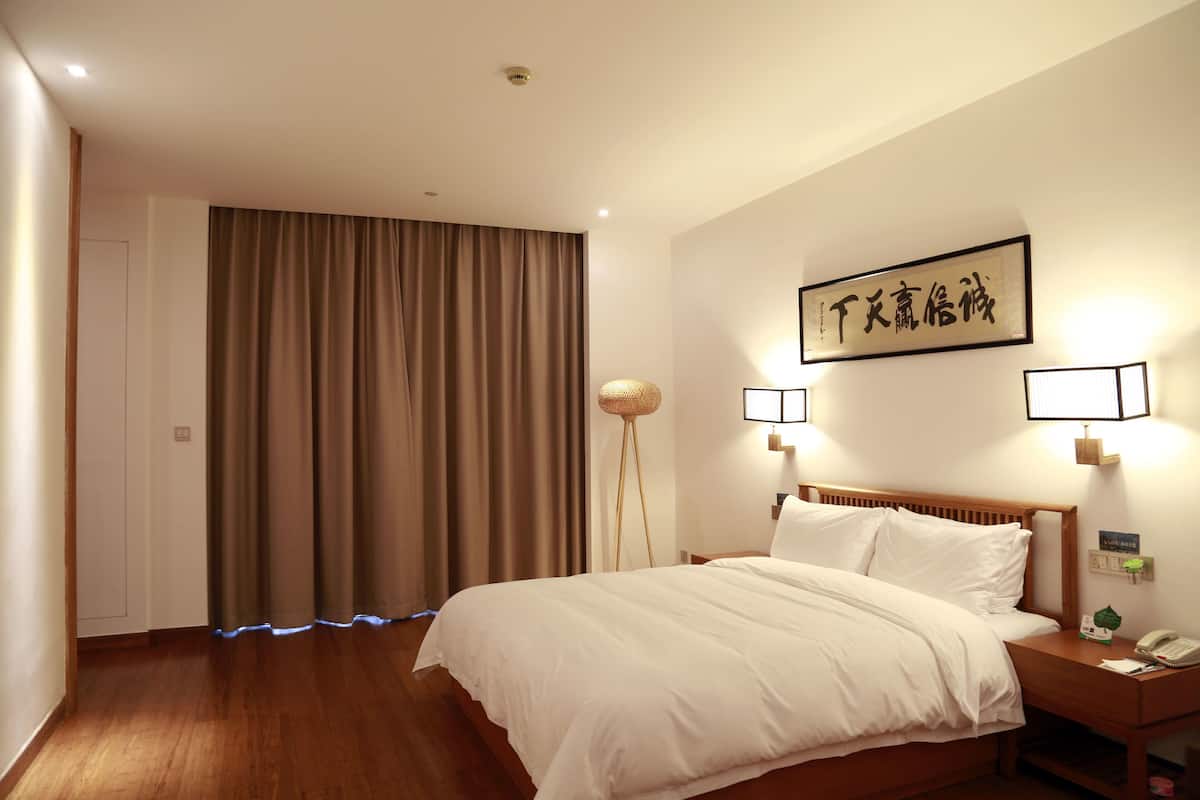 Deluxe King Size  | In-room safe, desk, blackout drapes, WiFi (free)