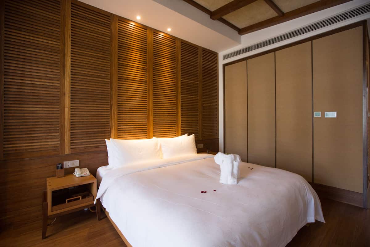 Courtyard Superior King Size  | In-room safe, desk, blackout drapes, WiFi (free)