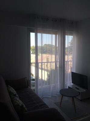 Iron/ironing board, free cots/infant beds
