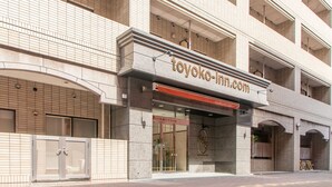 A hotel entrance with a sign reading "toyoko-inn.com". - Toyoko Inn Hokkaido Sapporo Susukino Minami (Sapporo)