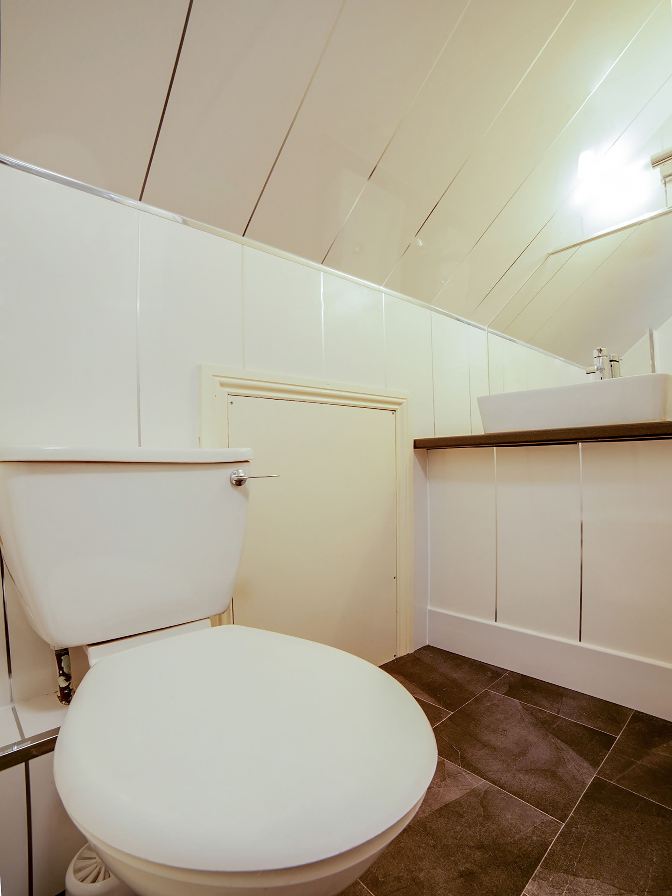 Un baño con inodoro, lavabo y puerta.