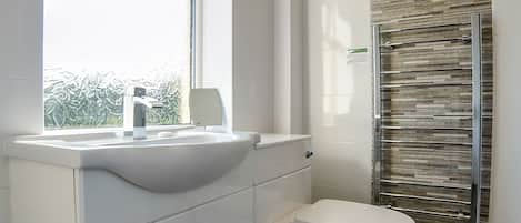 Deluxe Suite, 1 Double Bed | Bathroom | Free toiletries, hair dryer, towels, soap