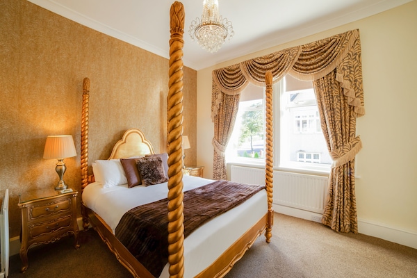 Bureau, fer et planche Ă repasser, Wi-Fi gratuit, draps fournis