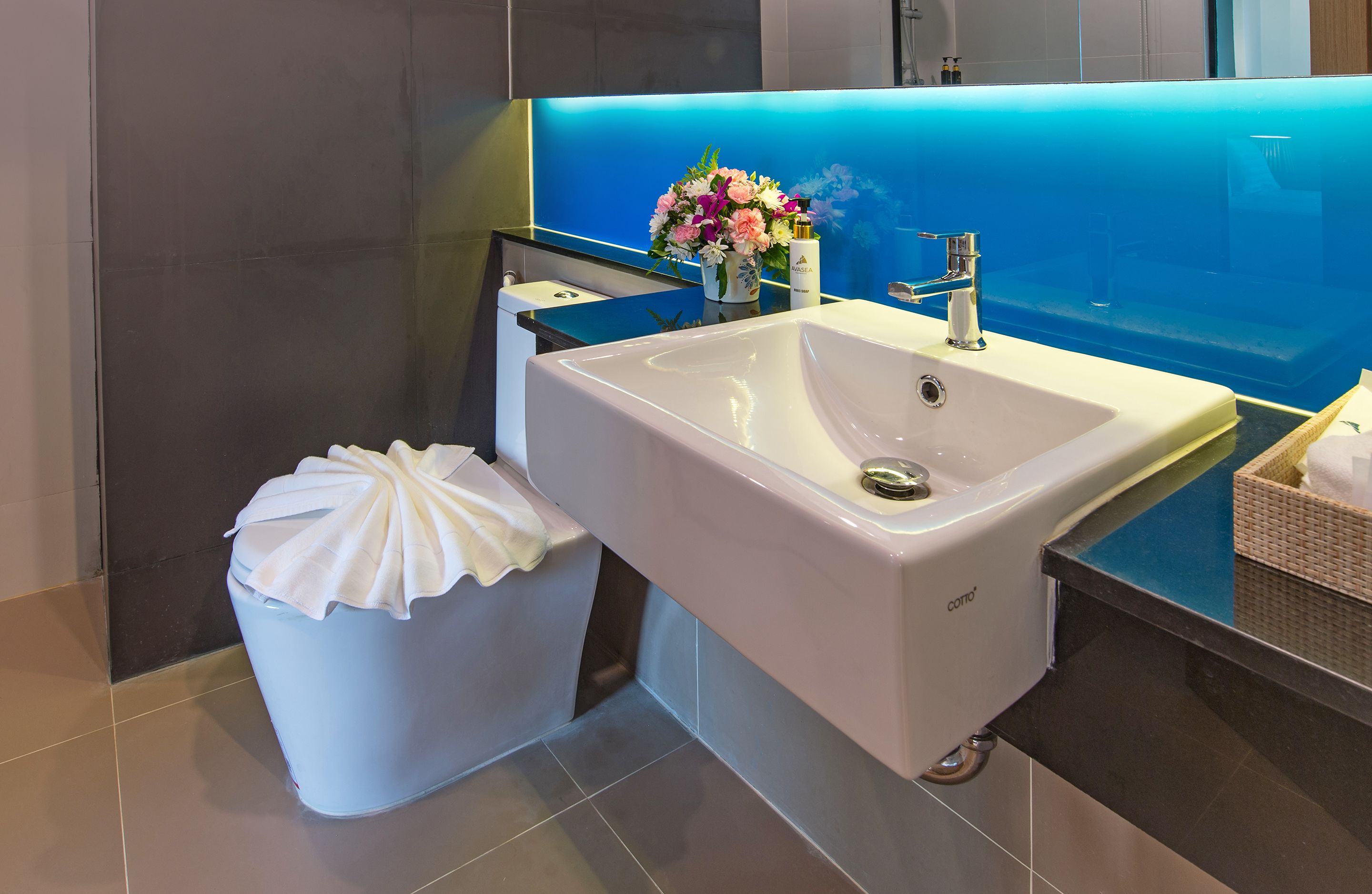 deluxe room, pool access | bathroom sink