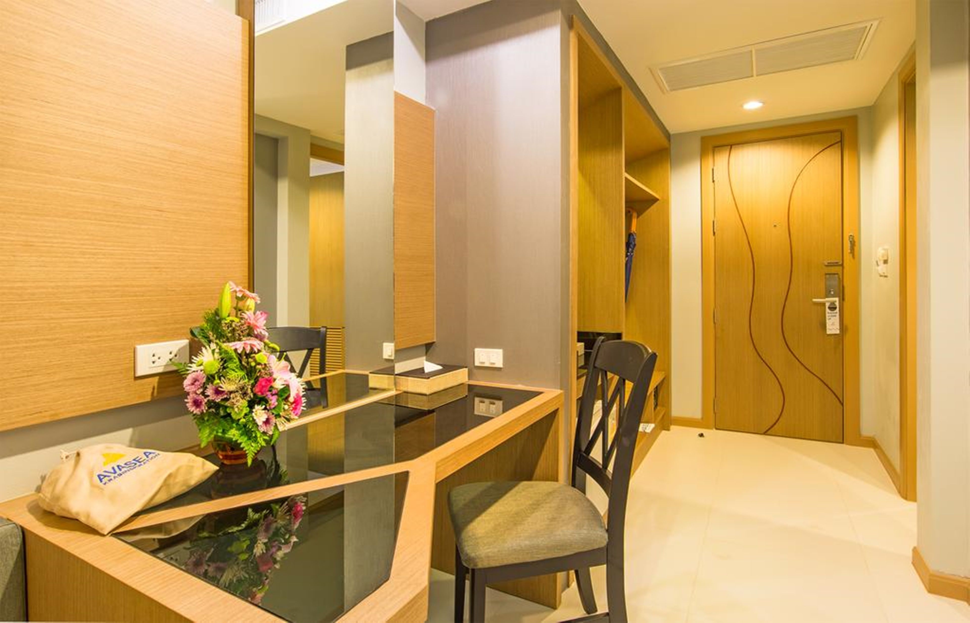 3 bedrooms, in-room safe, desk, blackout curtains