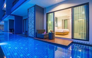 Deluxe-rum - tillgång till pool | Värdeförvaringsskåp på rummet, skrivbord och mörkläggningsgardiner