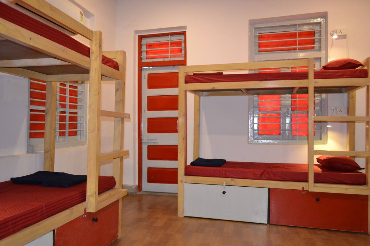Dormitorio condiviso Deluxe, 1 camera da letto | Una cassaforte in camera, insonorizzazione, Wi-Fi gratuito