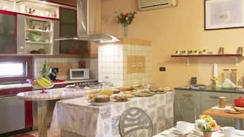 Free daily buffet breakfast