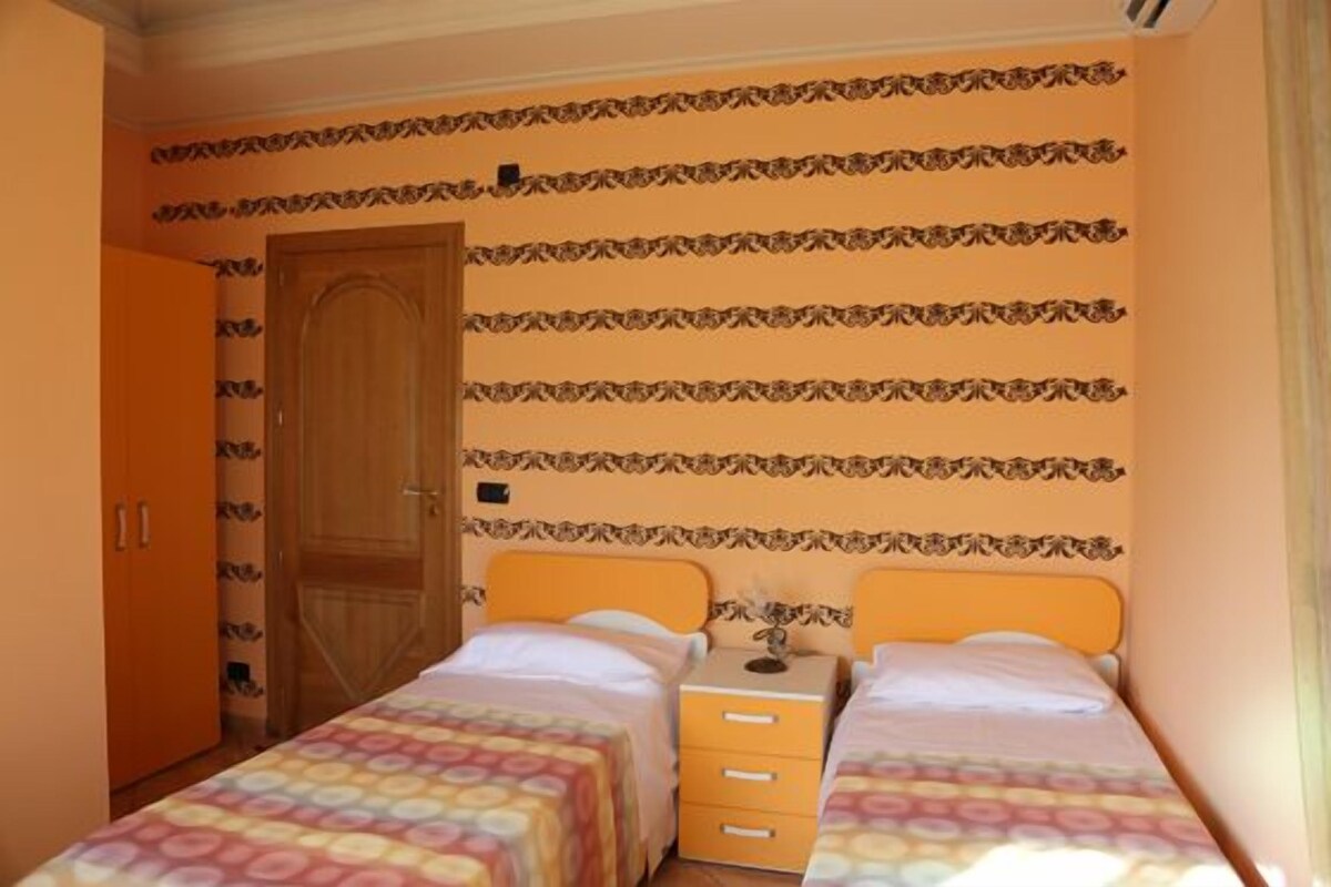 Twin kamer | Luxe beddengoed, een kluis op de kamer, een bureau, gratis babybedden