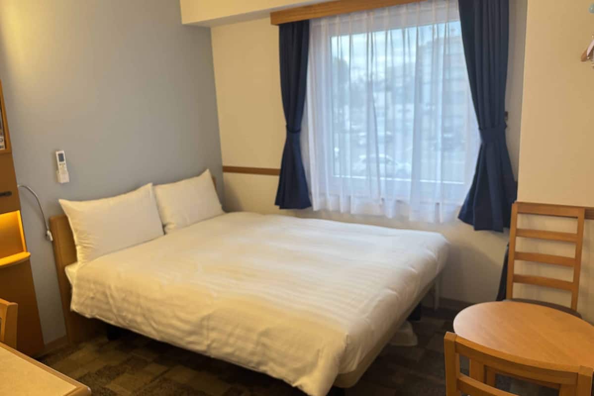 Desk, laptop workspace, free WiFi, bed sheets