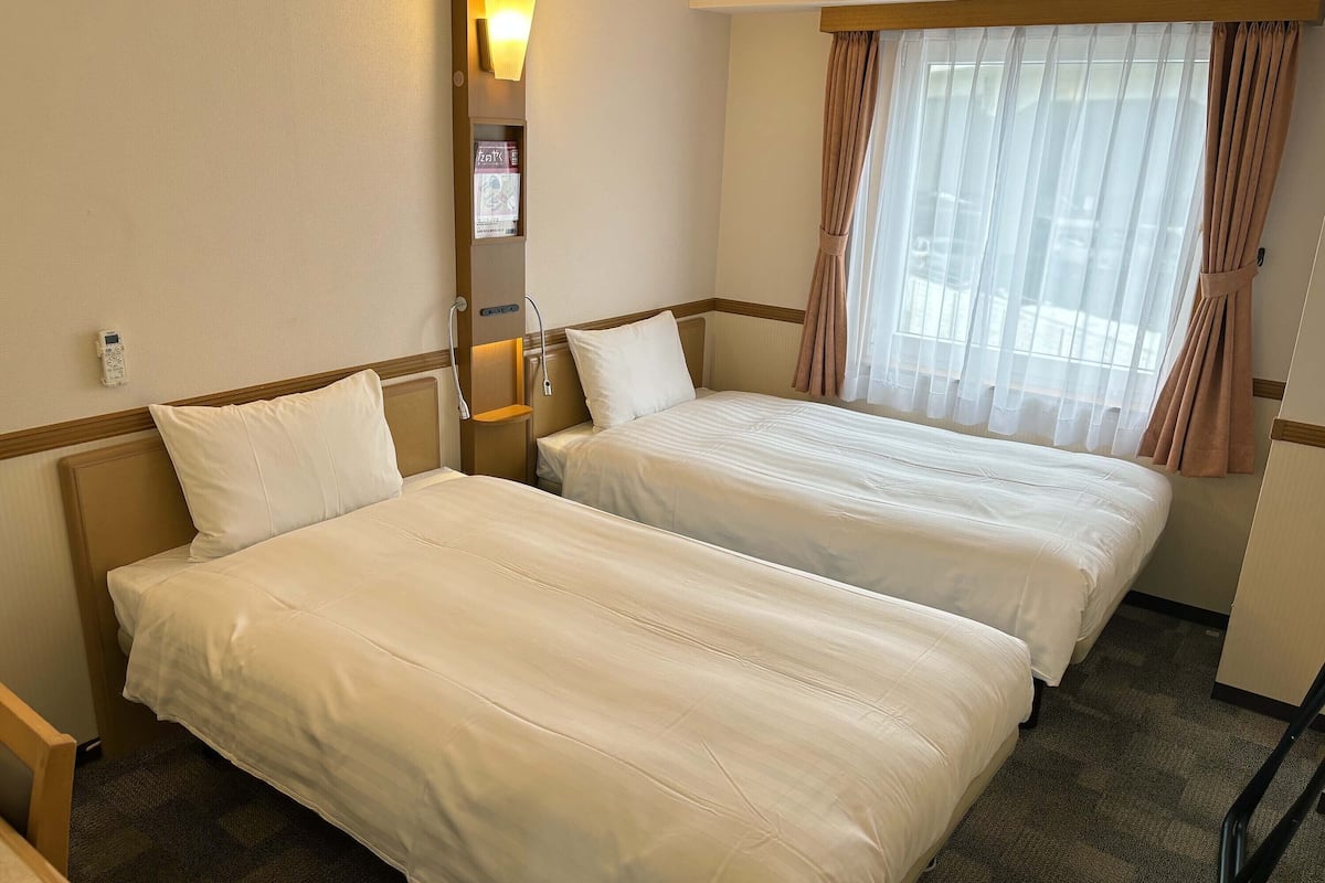 Desk, laptop workspace, free WiFi, bed sheets