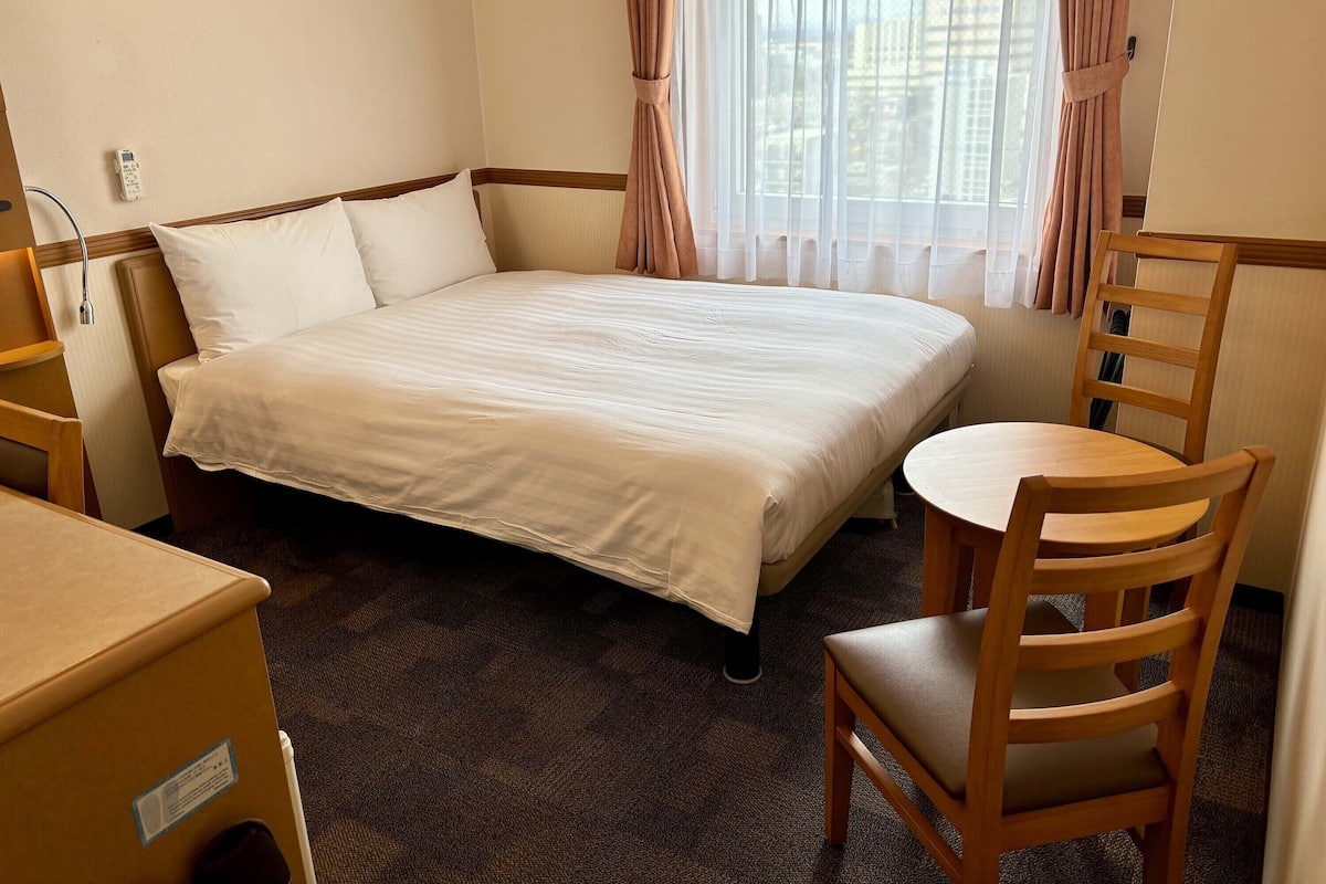 Desk, laptop workspace, free WiFi, bed sheets