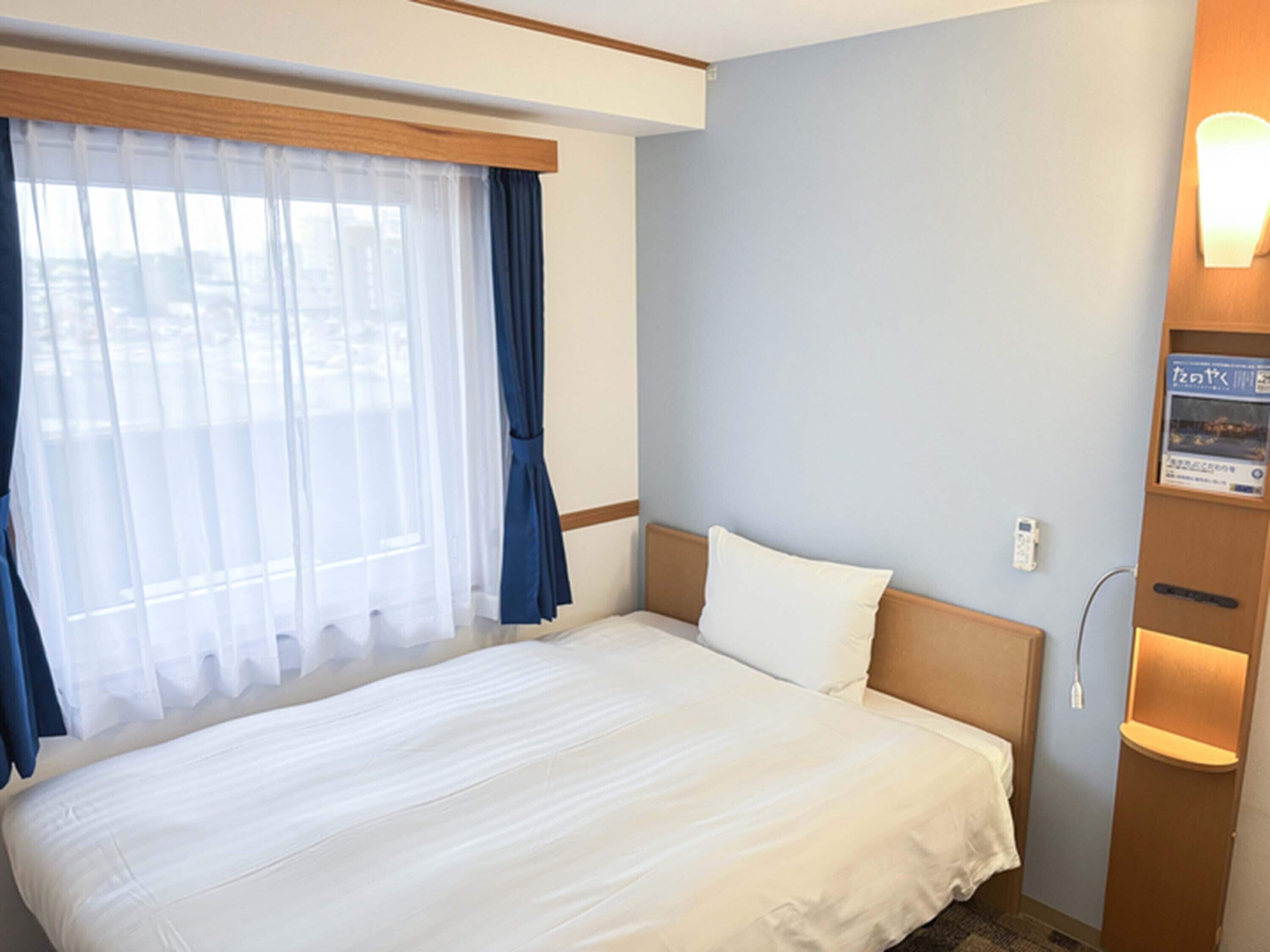 Desk, laptop workspace, free WiFi, bed sheets