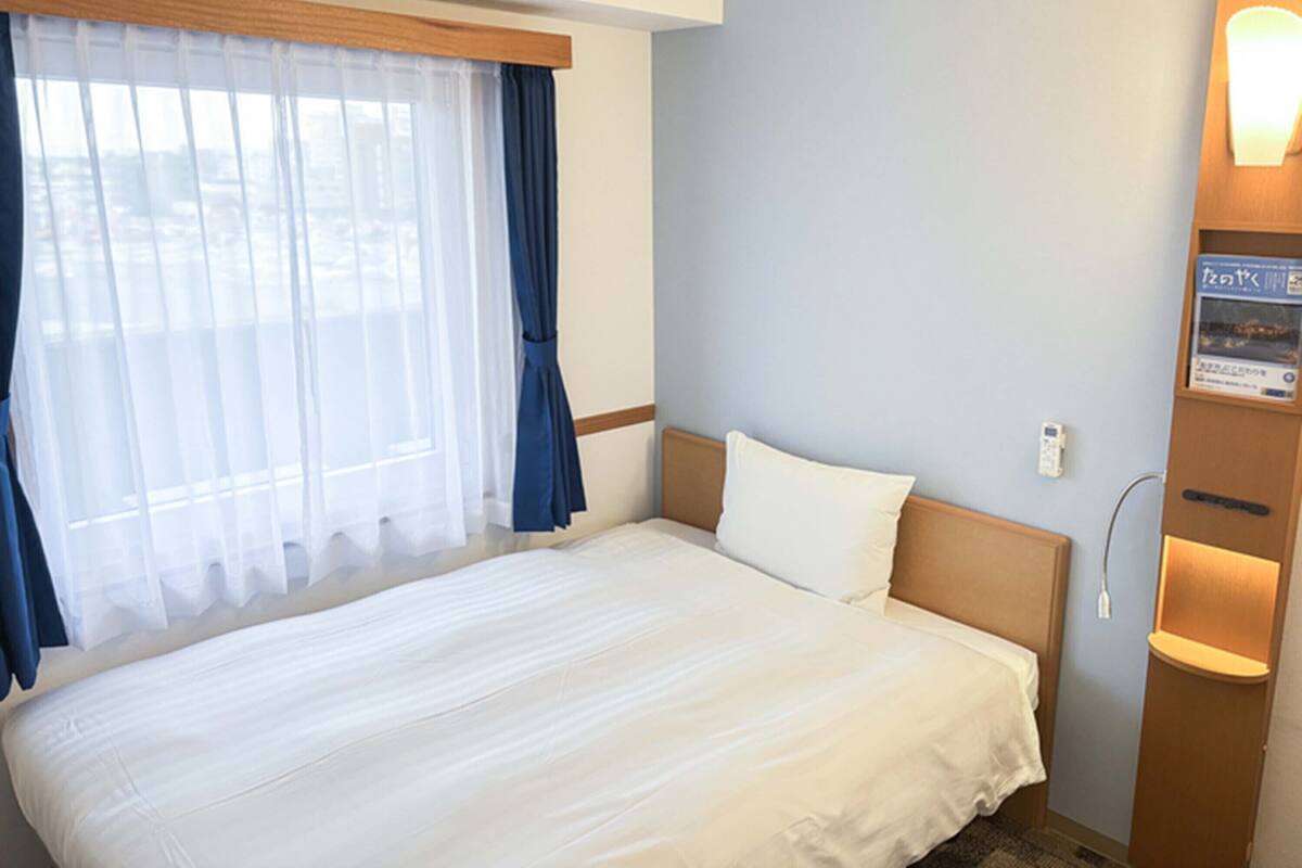 Meja kerja, ruang kerja ramah laptop, Wi-Fi gratis, dan seprai linen