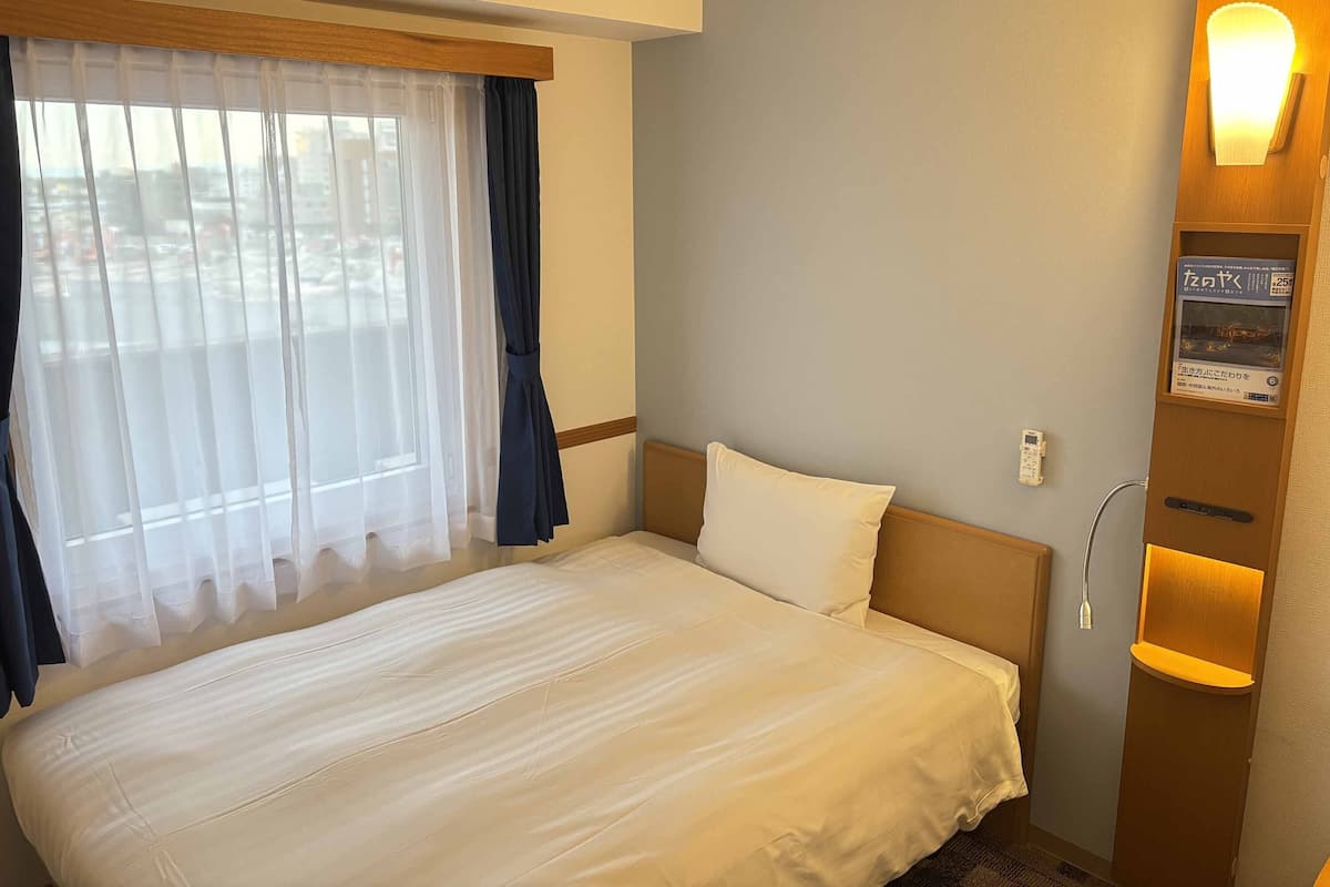 Desk, laptop workspace, free WiFi, bed sheets