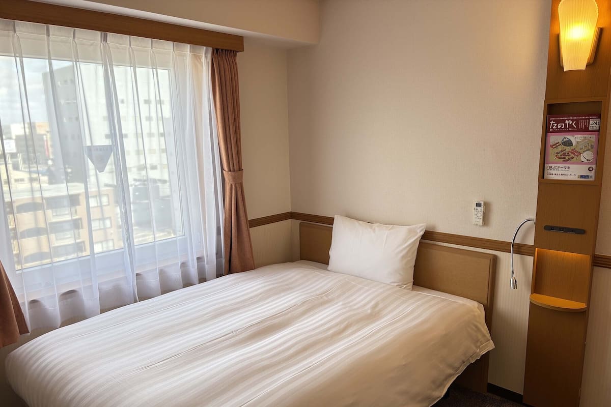 Desk, laptop workspace, free WiFi, bed sheets
