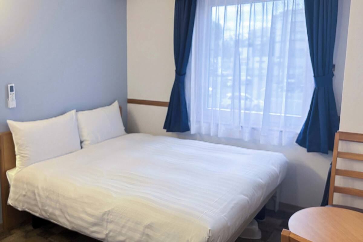 Meja kerja, ruang kerja ramah laptop, Wi-Fi gratis, dan seprai linen