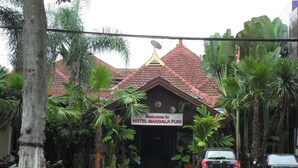 A building with a sign reading "Welcome to HOTEL MANDALA PURI". - Mandala Puri Malang (Malang)