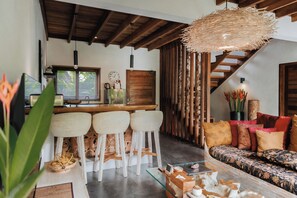 Villa Familiale, 2 chambres | Coin séjour | TV connectée de 50 pouces avec chaînes numériques, télévision, Netflix