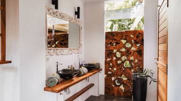 Villa familiar, 2 habitaciones | Baño | Regadera, regadera tipo lluvia, amenidades de baño ecológicas