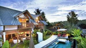A two-story house with a swimming pool, outdoor seating, and a garden. - Villa LeoNora (Ubud)