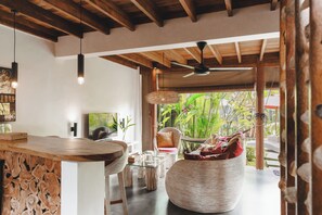 Villa Deluxe, 1 très grand lit et 1 canapé-lit | Coin séjour | TV connectée de 50 pouces avec chaînes numériques, télévision, Netflix