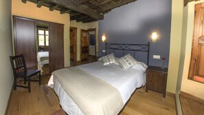 Desk, blackout curtains, free WiFi, bed sheets - Posada Mirador de Picos (Cillorigo de Liebana)