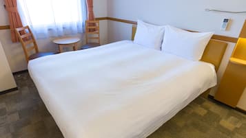 Escritorio, espacio para trabajar con laptop y cortinas blackout