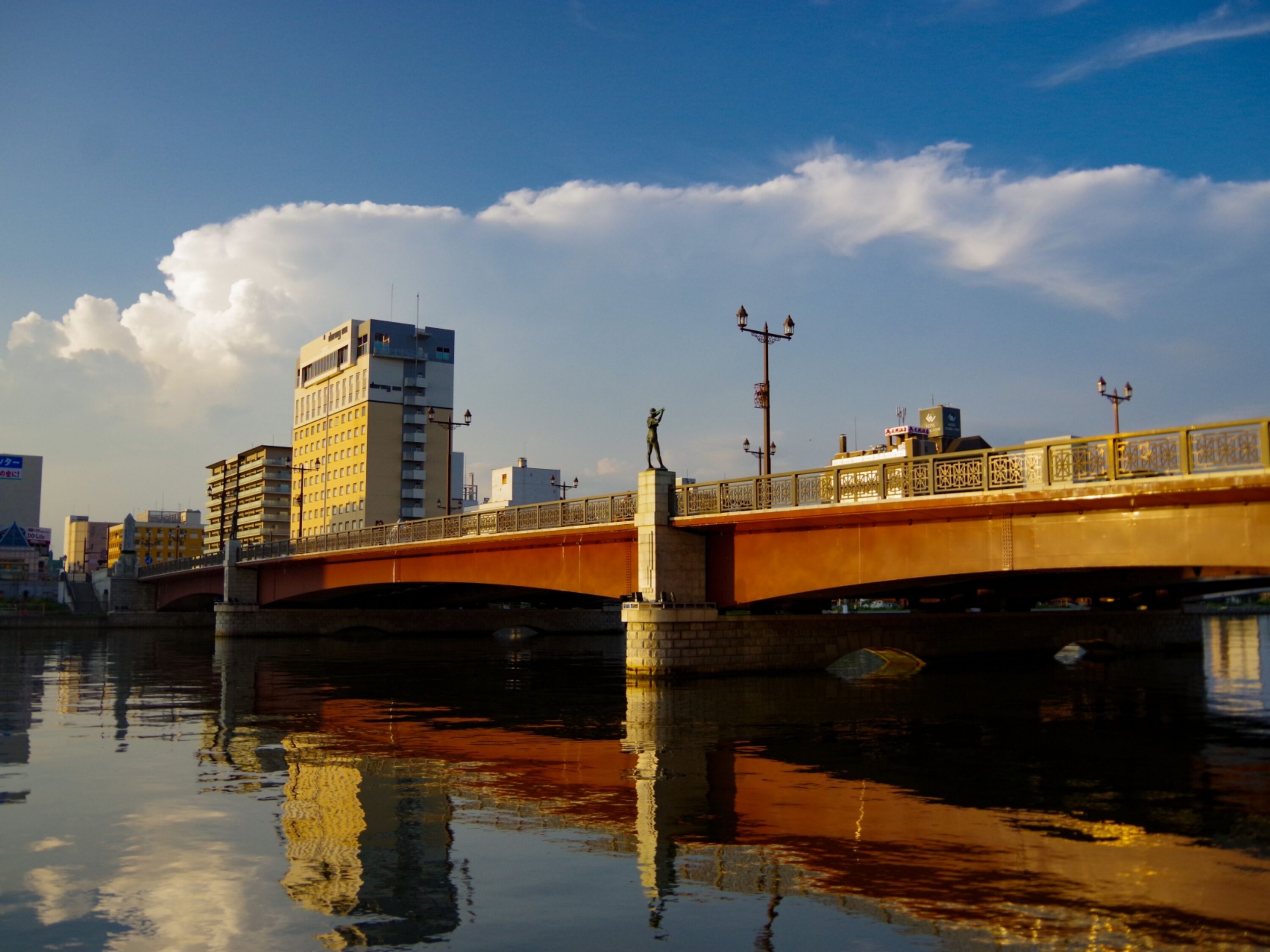 Uma ponte sobre a água, com edifícios de ambos os lados.