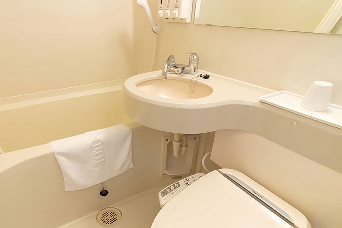 combined shower/bathtub, deep-soaking bathtub, free toiletries