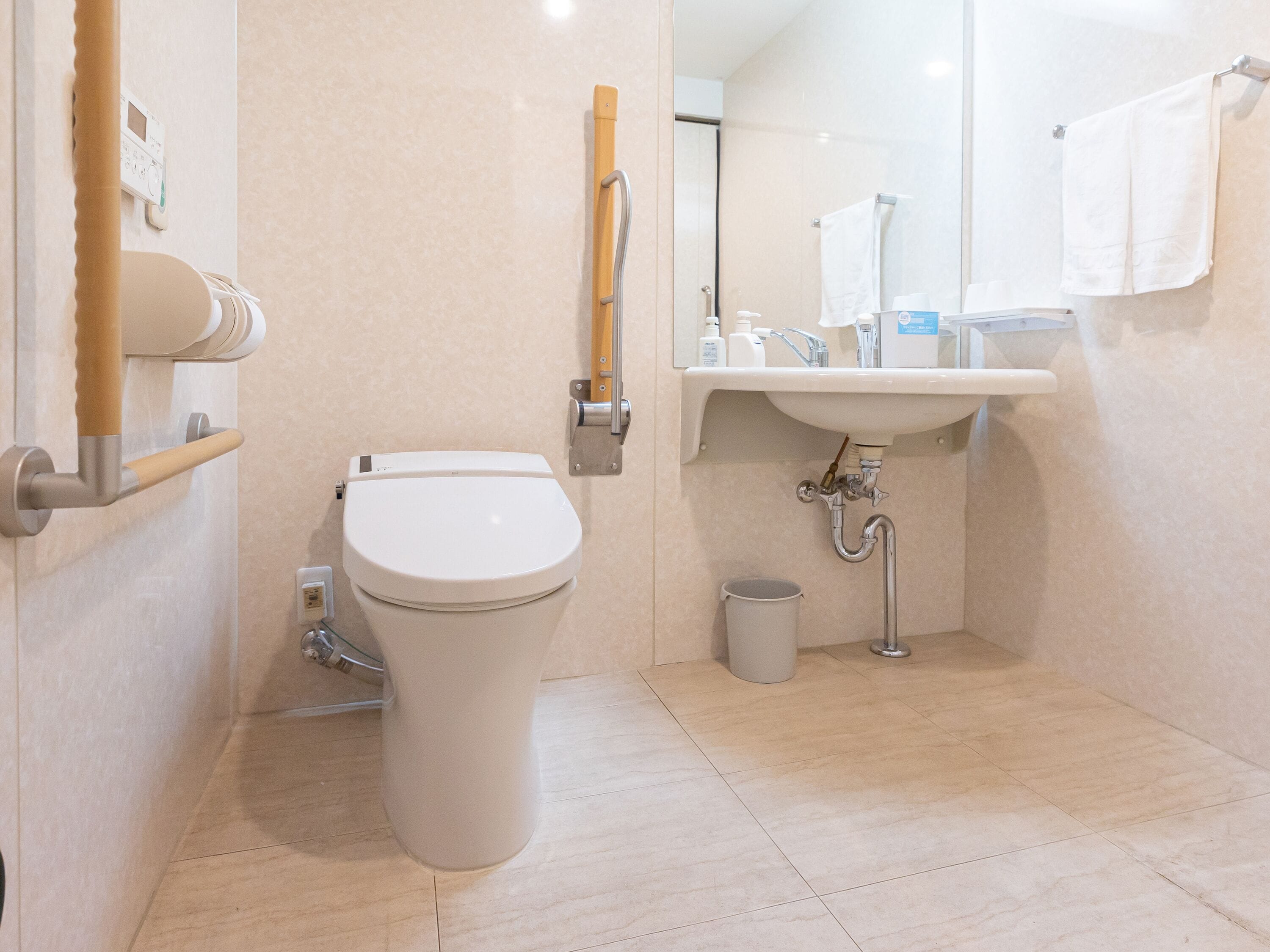 standard twin room, accessible, non smoking | bathroom | combined shower/bathtub, free toiletries, hair dryer, slippers