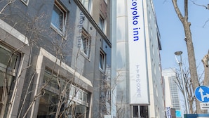 Ein Gebäude mit einem Schild für 'Toyoko Inn' an der Fassade.