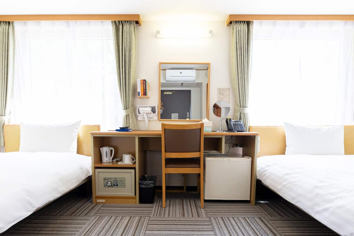 Cubrecamas, tabla de planchar con plancha, wifi gratis y ropa de cama