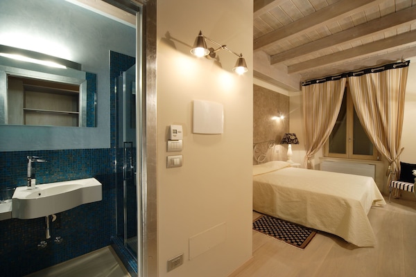 Standaard kamer | Een minibar, een kluis op de kamer, een bureau, geluiddichte muren