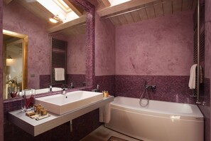 Suite | Salle de bain | Ensemble baignoire-douche, articles de toilette (gratuits)