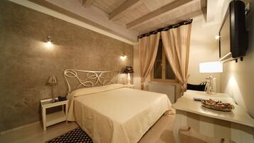 Standard Room | Minibar, in-room safe, desk, soundproofing