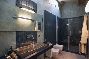 Suite | Bathroom | Combined shower/tub, free toiletries, hair dryer, slippers - Residenza La Ceramica (Fabriano)