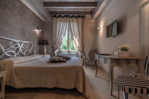 Standard Room | Minibar, in-room safe, desk, soundproofing