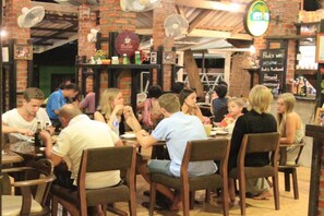 Serveert ontbijt, lunch, diner, internationale gerechten 