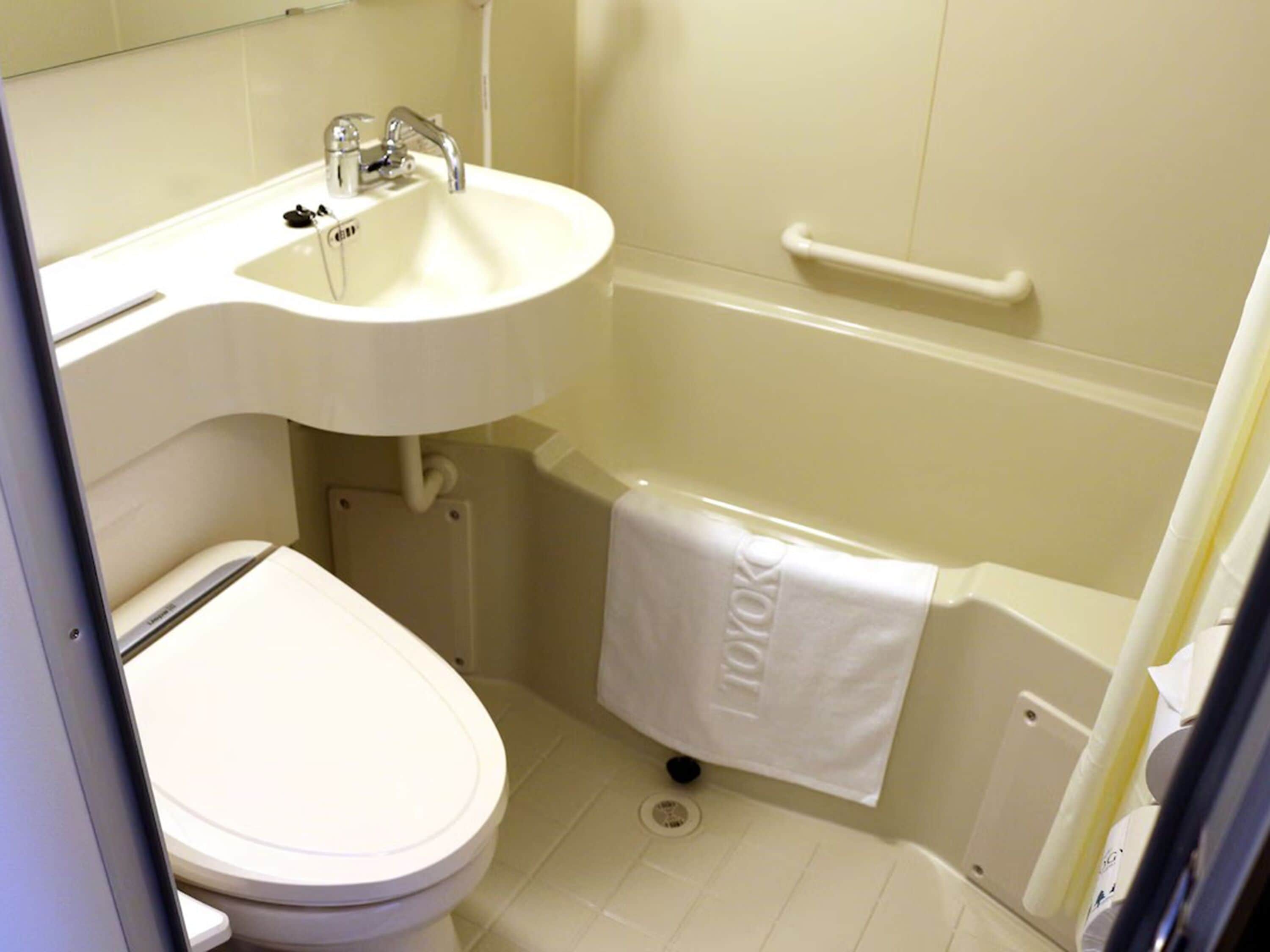 combined shower/bathtub, deep-soaking bathtub, free toiletries