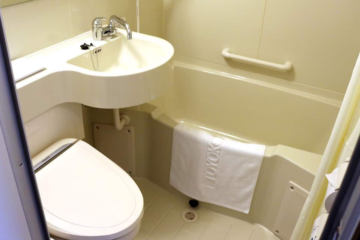 combined shower/bathtub, deep-soaking bathtub, free toiletries